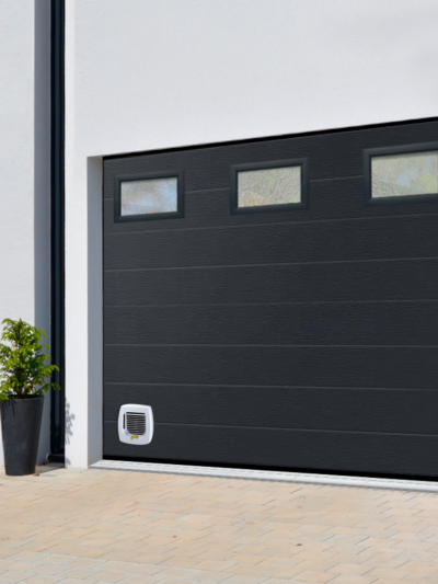 Porte de garage sectionnelle avec hublots Confort+ - MAE